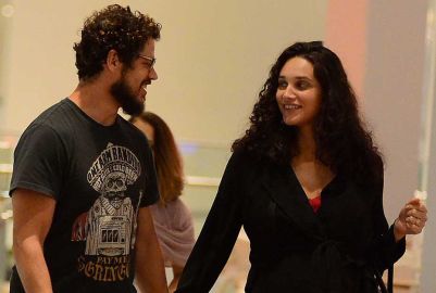 Débora Nascimento exibe barrigão de grávida em dia de passeio em <i>shopping</i> com José Loreto