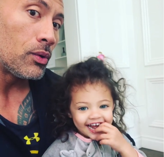 Dwayne Johnson faz vídeo fofo e divertido ensinando a filha a falar <i>Girl Power</i>