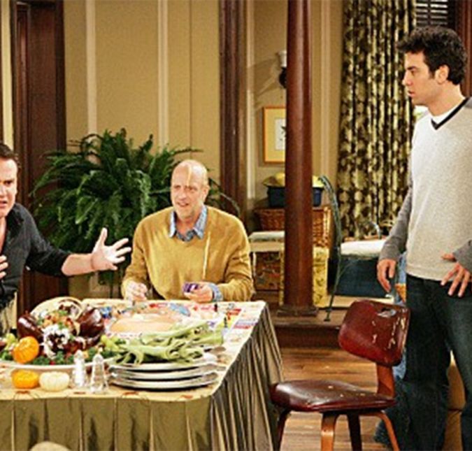 Em How I Met Your Mother, o sogro de Marshall, Mickey Aldrin, era uma pessoa verdadeiramente peculiar! Lily tinha traumas em relação ao pai por ele nunca ter dado atenção a ela quando pequena, e no decorrer da série as loucuras do pai o fizeram até não ser convidado para o casamento de sua filha! Depois de um certo período, Marshall resolve convidar o sogro para passar o Dia de Ação de Graças com eles, sabendo que Mickey estava se esforçando para se tornar alguém melhor. Ele apareceu com um jogo chamado Doenças e quando estavam jogando a vesícula biliar explode, fazendo um líquido voar em cima de todos, inclusive do jantar. Haja paciência com um sogro desses, né? Em How I Met Your Mother, o sogro de Marshall, Mickey Aldrin, era uma pessoa verdadeiramente peculiar! Lily tinha traumas em relação ao pai por ele nunca ter dado atenção a ela quando pequena, e no decorrer da série as loucuras do pai o fizeram até não ser convidado para o casamento de sua filha! Depois de um certo período, Marshall resolve convidar o sogro para passar o Dia de Ação de Graças com eles, sabendo que Mickey estava se esforçando para se tornar alguém melhor. Ele apareceu com um jogo chamado Doenças e quando estavam jogando a vesícula biliar explode, fazendo um líquido voar em cima de todos, inclusive do jantar. Haja paciência com um sogro desses, né?