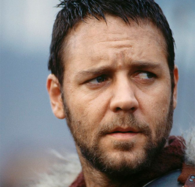 Russell Crowe celebra divórcio montando leilão com item de até 450 mil reais