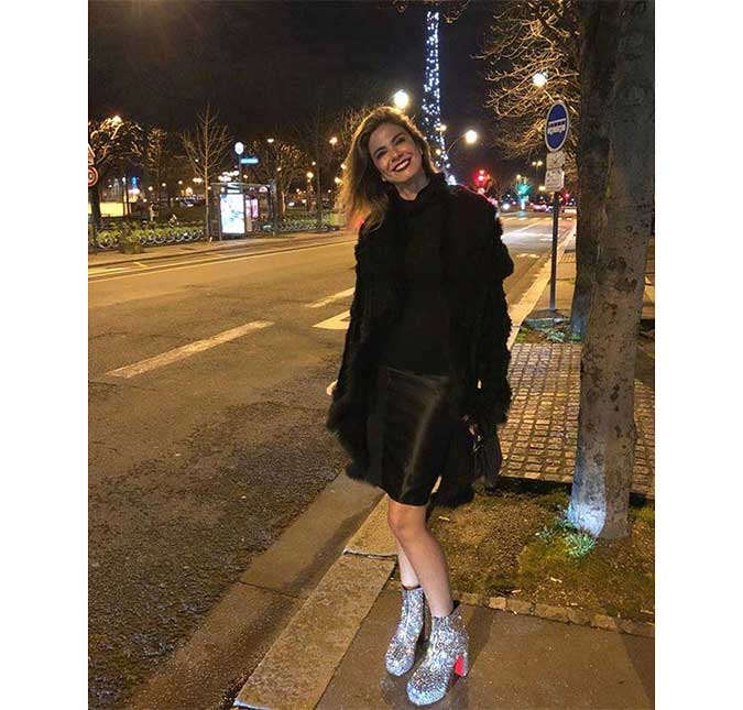 Luciana Gimenez usa botas brilhantes para curtir noite em Paris: <i>sapatinho básico</i>