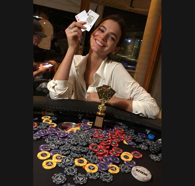 Bruna Marquezine se diverte jogando pôquer na casa de Neymar