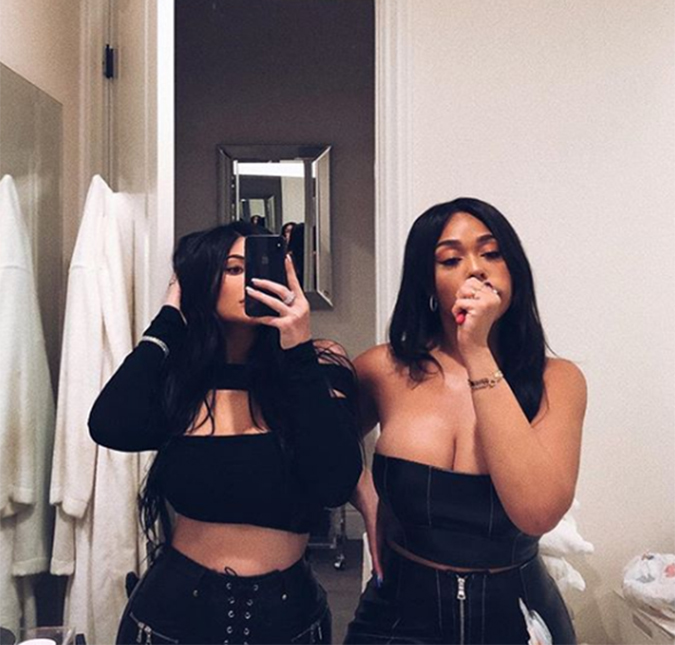 Um mês após dar à luz, Kylie Jenner mostra barriga de dar inveja!