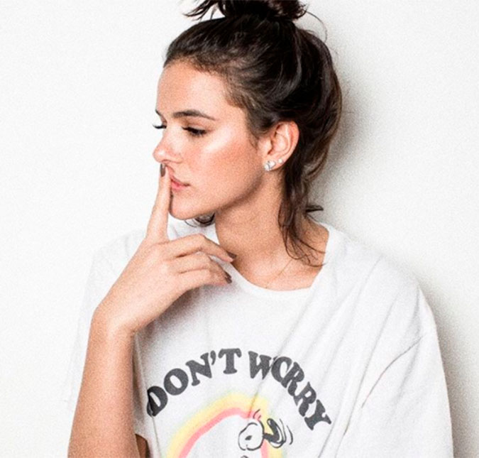 Em vídeo sem maquiagem, Bruna Marquezine questiona seguidoras: <I>- Já se namorou hoje</I>?