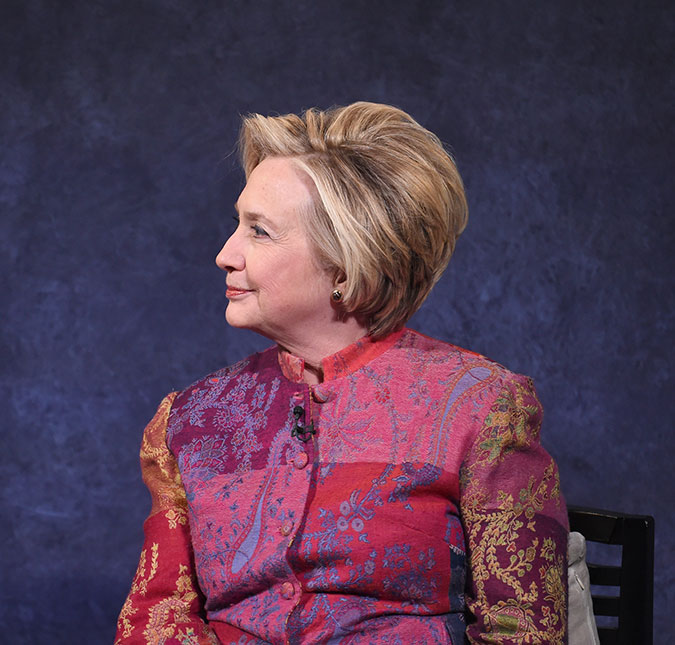Hillary Clinton fratura o pulso direito em viagem na Índia