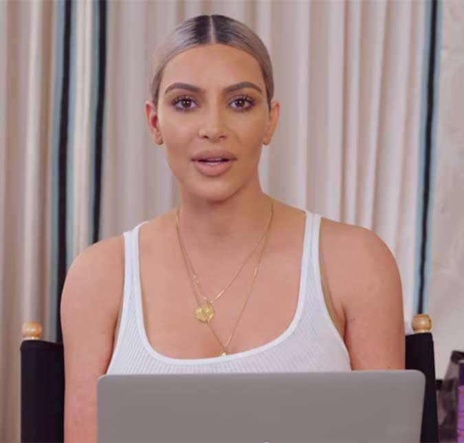 Kanye West é processado por copiar marca de roupas e Kim Kardashian entrega que ele envia <i>e-mails</i> à ela desaprovando seus <i>looks</i>