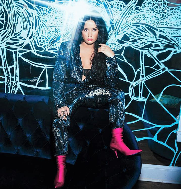 Demi Lovato se apresenta com Iggy Azalea e fala sobre problemas com álcool durante apresentação, entenda!