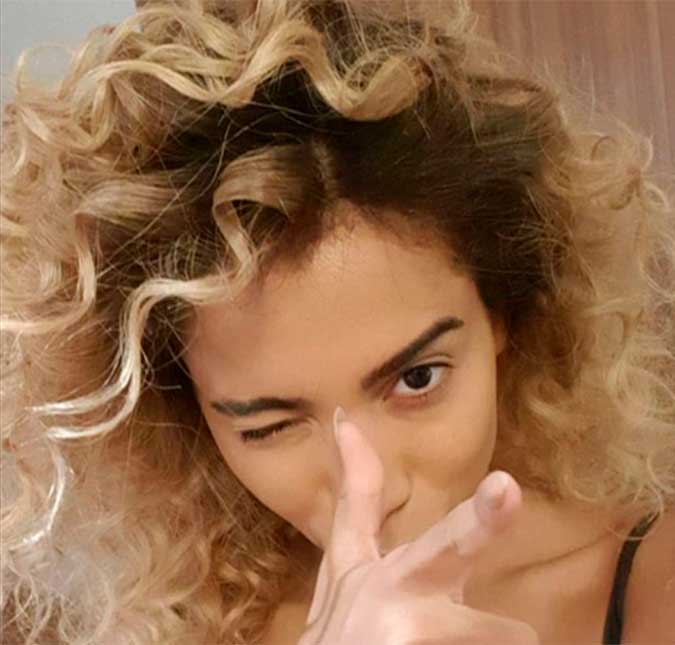 Anitta mostra novo visual cacheada e revela para quem está torcendo no <I>BBB</i>!