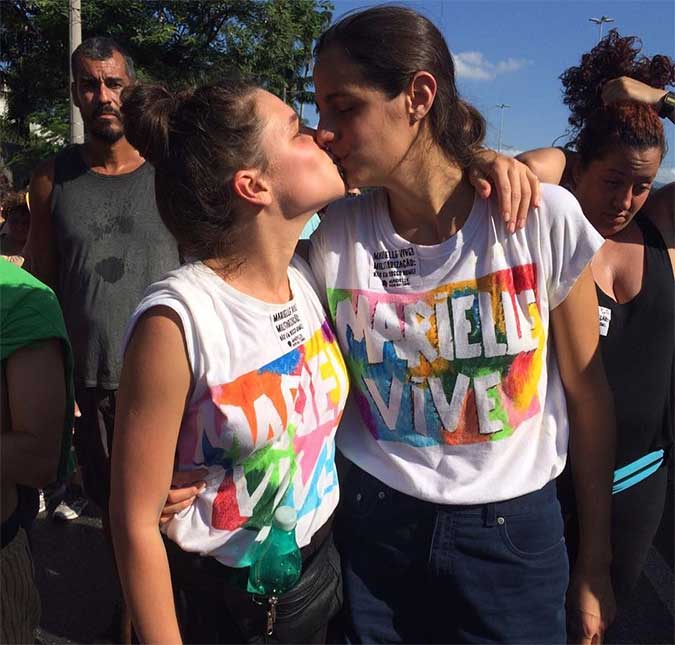 Bruna Linzmeyer homenageia Marielle Franco ao postar foto beijando a namorada