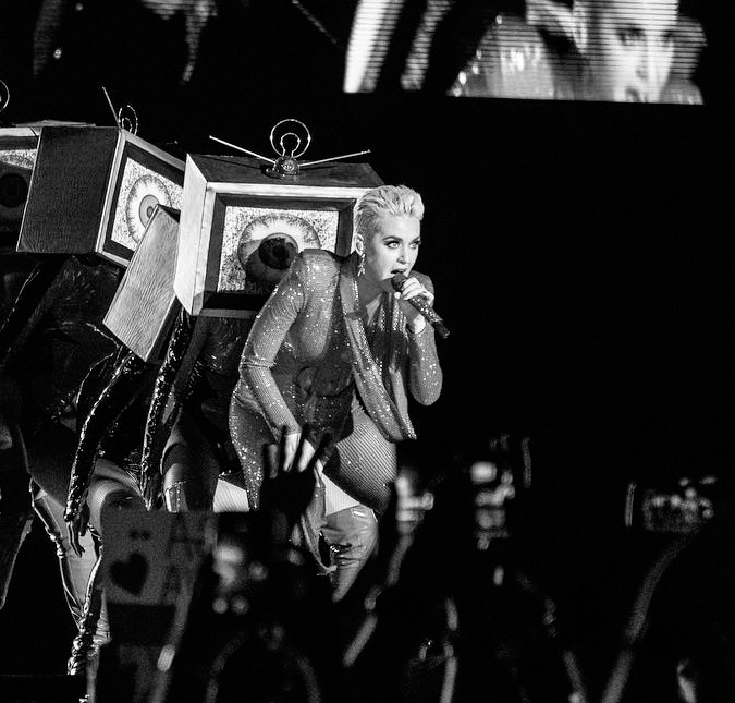 Katy Perry faz homenagem para Marielle Franco em sua despedida do Brasil