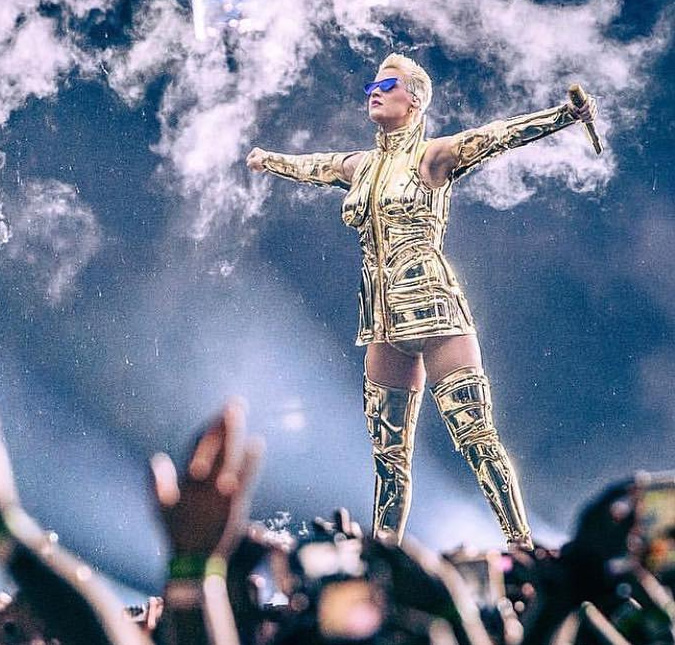 Caminhão com figurinos de Katy Perry sofre tentativa de assalto no Rio de Janeiro