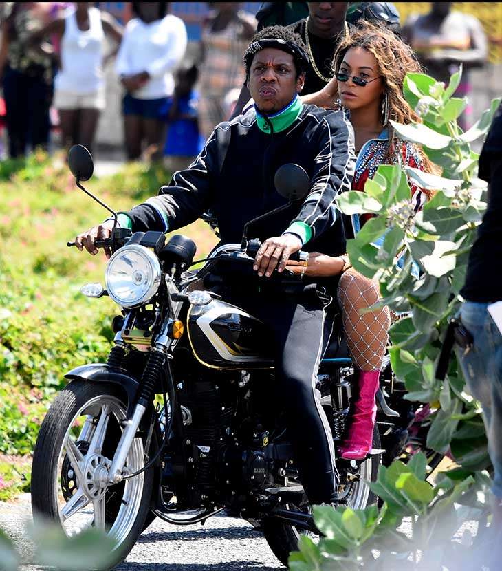 Beyoncé esbanja estilo ao passear de moto com Jay-Z na Jamaica, veja as ...