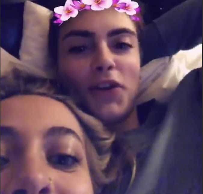 Paris Jackson e Cara Delevingne aumentam rumores de namoro após posarem coladinhas