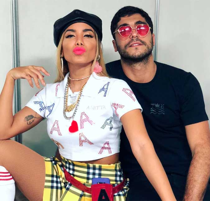 Anitta despista se Thiago Magalhães estará em seu clipe ao vivo e avisa: <i>Nem tenta brotar de penetra</i>