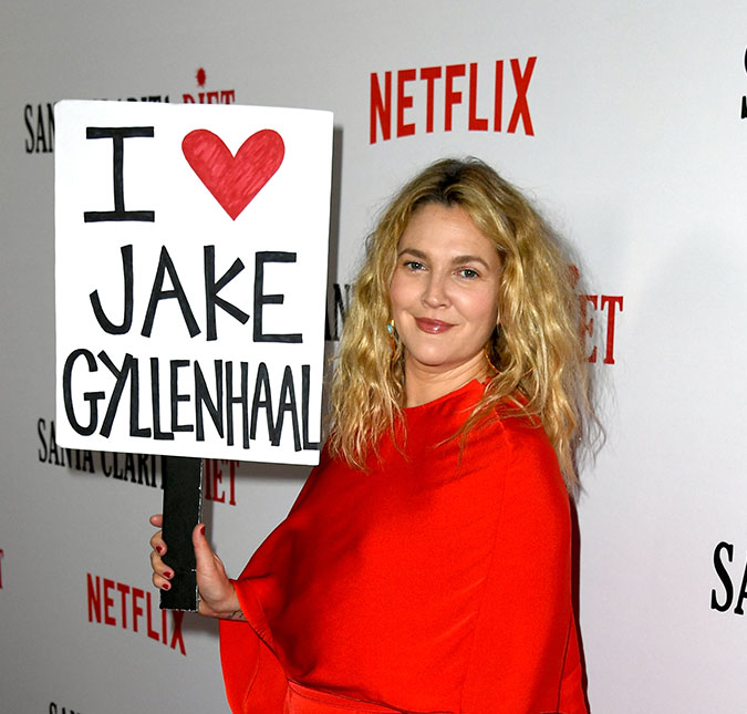 Drew Barrymore carrega cartaz escrito <I>Eu amo Jake Gyllenhaal</I> após dizer que ator não é tão talentoso