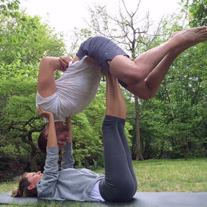 Gisele Bündchen chama a atenção ao publicar clique segurando Tom Brady com os pés