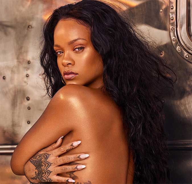 Rihanna posa seminua para divulgar novos produtos de sua marca de maquiagem