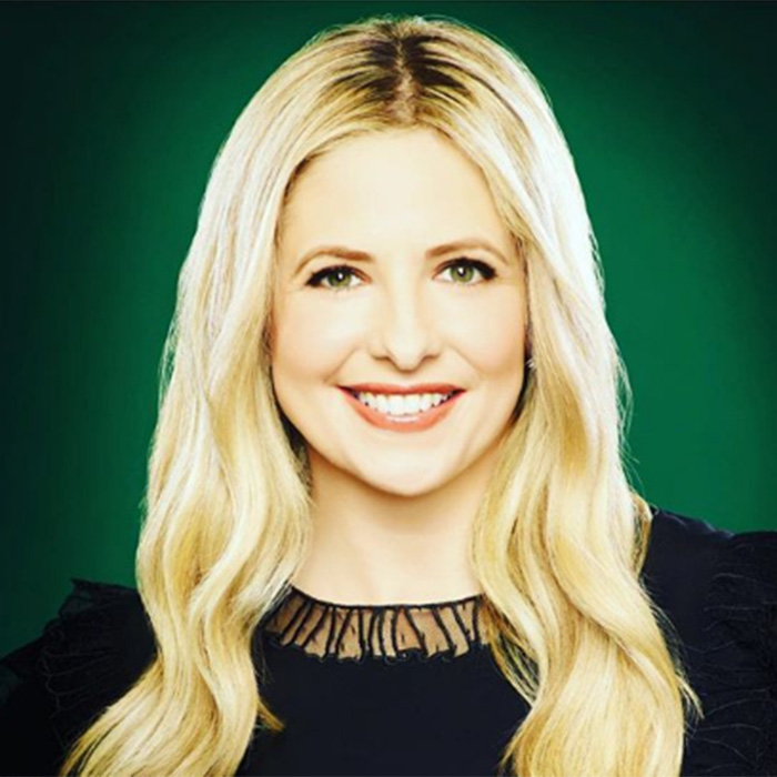 Sarah Michelle Gellar usa dentadura de vampiro e brinca sobre ter mordido Beyoncé: <i>Admito. Fui eu.</i>