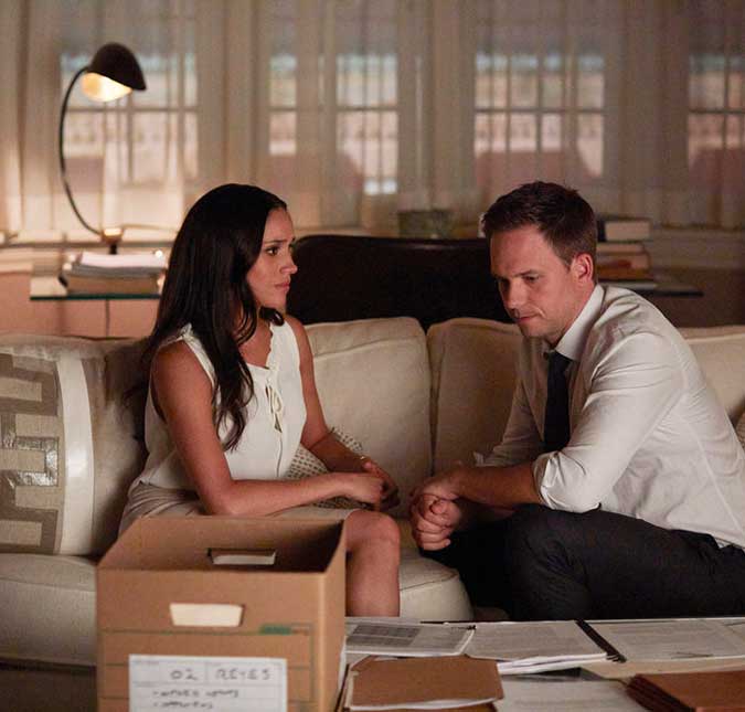 Personagens de Meghan Markle e Patrick J. Adams brincam sobre votos de casamento em uma das últimas aparições em <i>Suits</i>