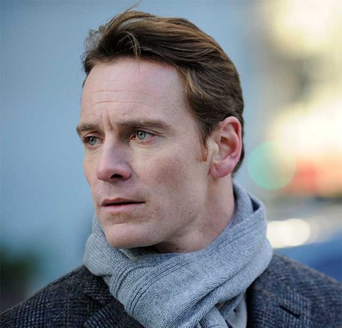Nascido em 2 de abril de 1977, Michael Fassbender ganhou fama de bem dotado quando apareceu em uma cena de nu frontal no filme Shame, de 2011, que conta a história de um homem viciado em sexo. O alvoroço foi tanto que até rendeu um artigo na revista Vanity Fair, intitulado: Um ano na vida do pênis de Michael Fassbender. Em 2012, quando George Clooney foi receber seu Globo de Ouro de melhor ator, ele também mencionou o documento do astro: - Gostaria de agradecer Fassbender por tomar conta da responsabilidade do nu frontal que eu tinha. Sério Michael, daria pra você jogar golfe com suas mãos amarradas nas costas. Vai cara, faça isso!