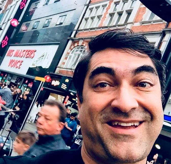 Zeca Camargo, muito antes de ser rosto conhecido do Brasil inteiro por sua atuação na TV Globo, brilhou na MTV, de 1990 a 1994, à frente dos programas Semana Rock e MTV no Ar.