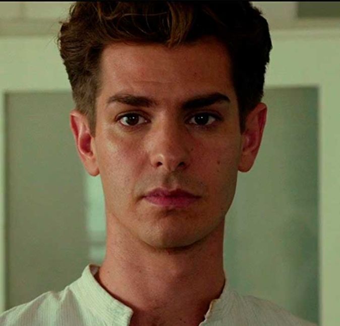 Andrew Garfield teve os holofotes voltados para suas partes de baixo quando viveu o personagem principal em O Espetacular Homem-Aranha. A roupa colada do herói deixou em evidência a parte sul do corpo de Garfield, novamente de uma maneira positiva. Em entrevista à Entertainment Weekly, ele falou sobre isso, dando a entender que a roupa ainda escondeu um pouco: Tivemos uma longa discussão sobre a parte de baixo do collant. Isso teve que ser lidado com sensibilidade. Não pode ser ofensivo.