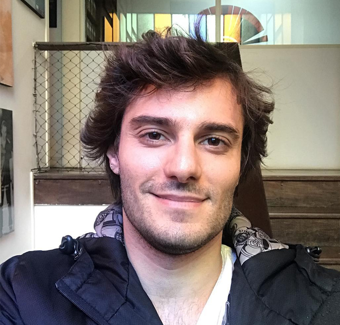 Hugo Bonemer comenta repercussão após assumir namoro com ator: <i>- Ainda estou assimilando</i>