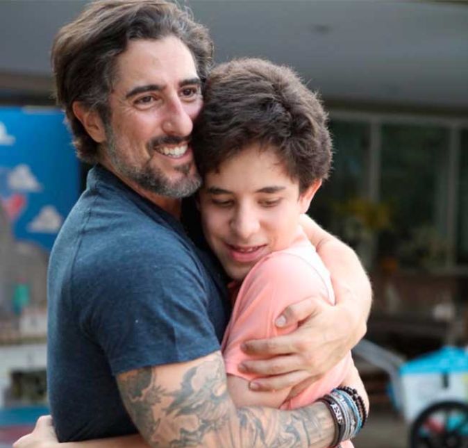 Neste clique acima, Mion aparece ganhando um abração do filho. Dentro desse abraço é sua casa, meu filho! O lugar mais seguro desse mundo!, escreveu em trecho da legenda. Sempre tentando conscientizar os fãs sobre a condição do filho, ele ainda comentou: Se a humanidade evoluir corretamente ou se, pelo menos evoluir, a genética autista terá uma presença muito maior entre as pessoas, todas as pessoas. Assim o mundo seria um lugar mais puro, bondoso, verdadeiro e honesto. Além de caridoso, generoso e preocupado com o próximo. Viva a genética autista!! Quem convive sabe do que estou falando! Somos nossa melhor versão 24 horas por dia por causa deles! Não precisamos de cura, mas sim, de compreensão e respeito. Apenas isso!.