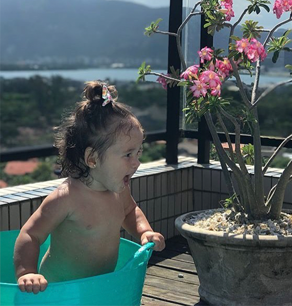 Madalena, filha de Yanna Lavigne e Bruno Gissoni, esbanja fofura ao brincar e dançar, veja!