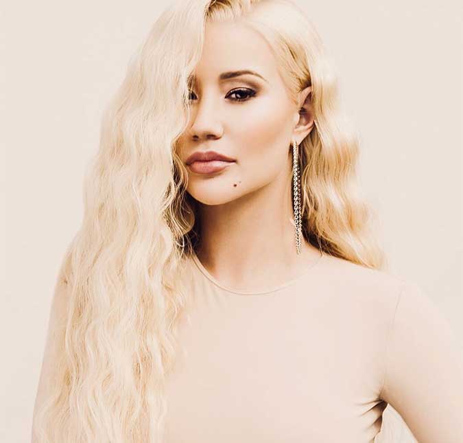 Iggy Azalea deleta redes sociais após vazarem fotos suas <i>topless: Destruída emocionalmente</i>