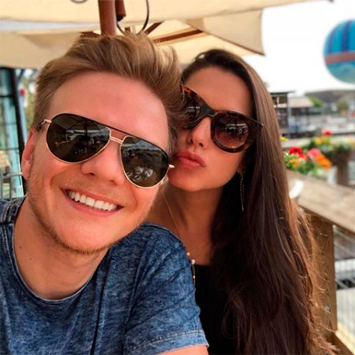 Michel Teló posta vídeo dando beijão em Thaís Fersoza e se declara: <i>Amo borrar o seu batom</i>