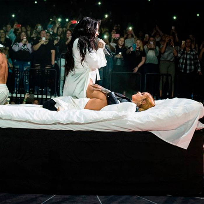 Demi Lovato beija cantora Kahlani em <i>show</i> sensual, assista!