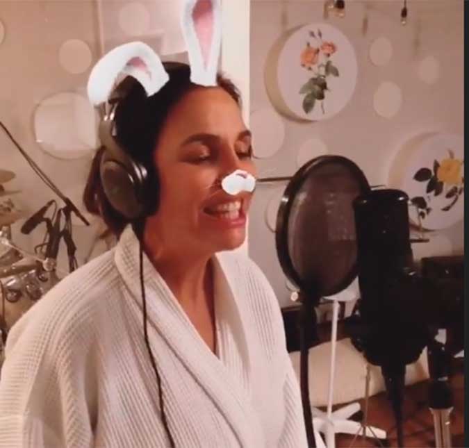Ivete Sangalo aparece em estúdio de roupão cerca de dois meses após dar à luz: <I>Gravando uma onda nova</I>