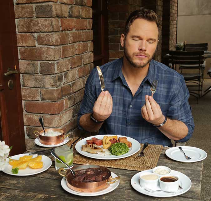 No Brasil, Chris Pratt come feijoada pela primeira vez!