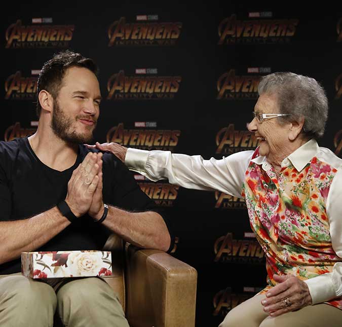 Após feijoada e pastel, Chris Pratt come brigadeiro com Palmirinha!