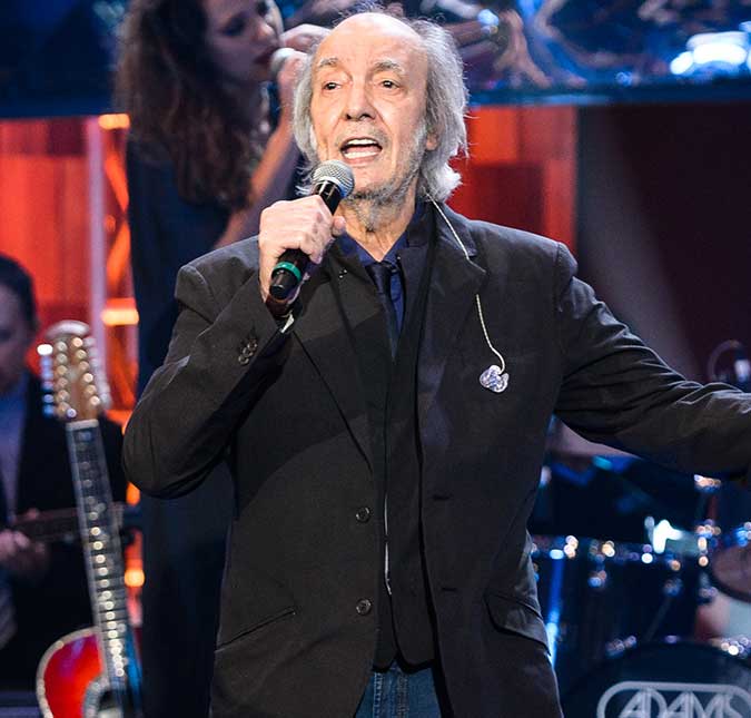 Aos 76 anos, Erasmo Carlos coloca marca-passo e tranquiliza fãs: <I>Passando bem</i>