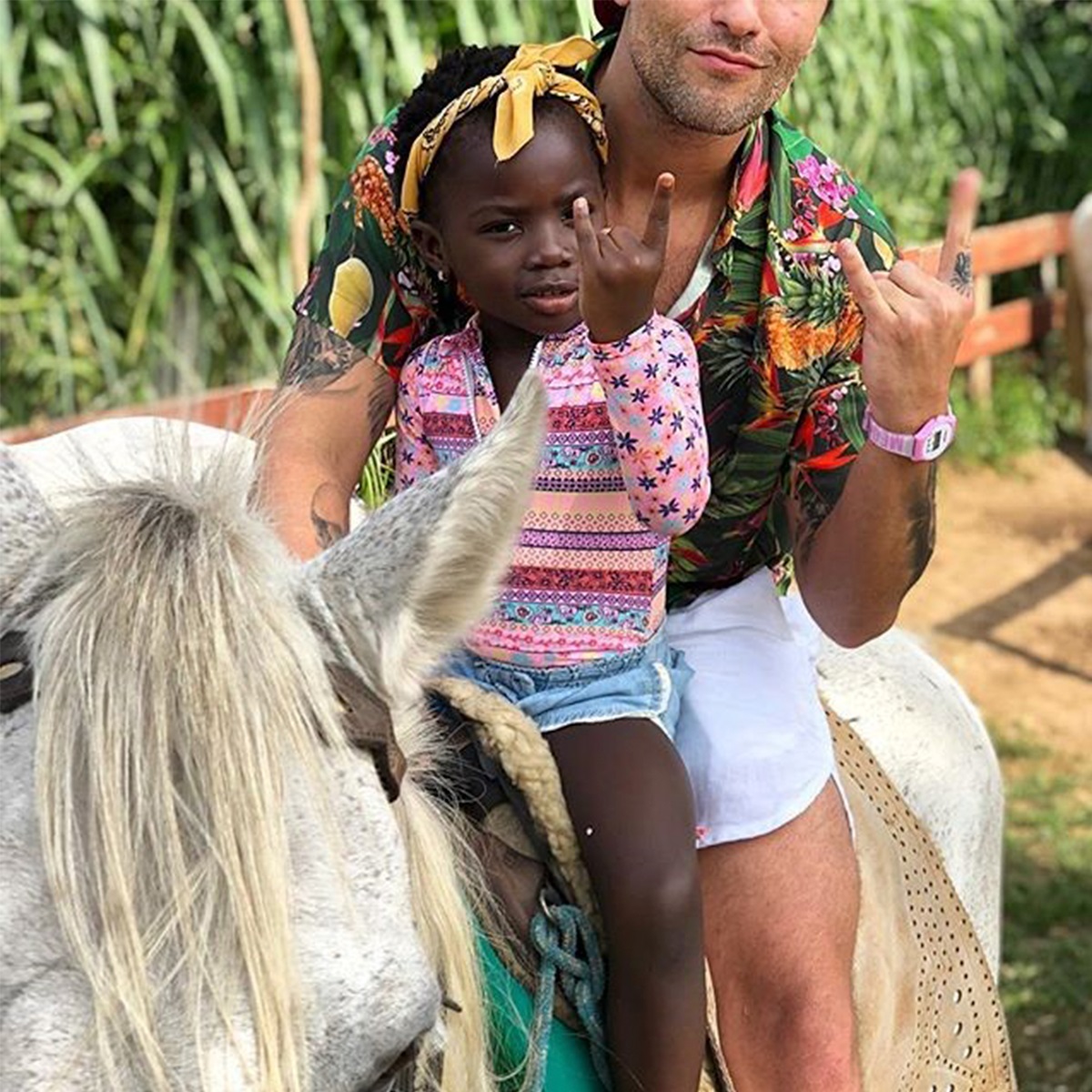 Bruno Gagliasso tatua o rosto de sua filha na pele e Titi rouba a cena em <i>live</i>