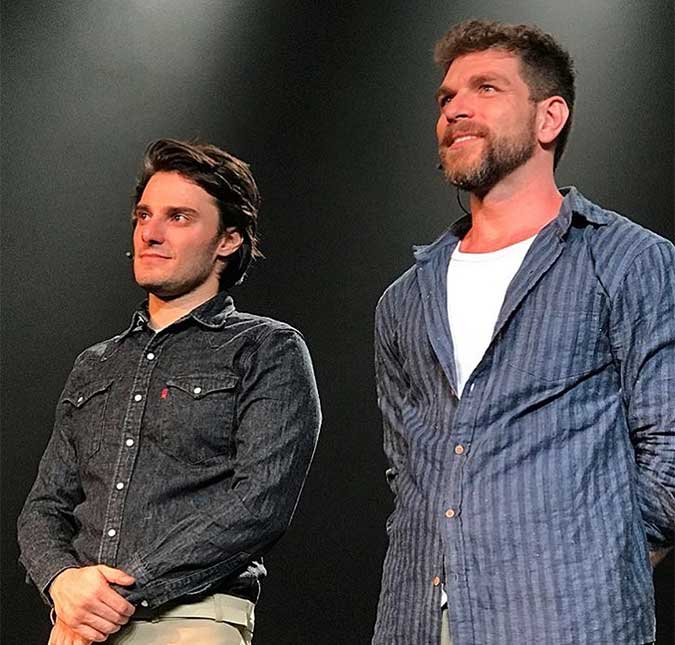 Hugo Bonemer estreia peça ao lado do namorado e se declara: <i>Muito feliz de estar com você, meu amor</i>