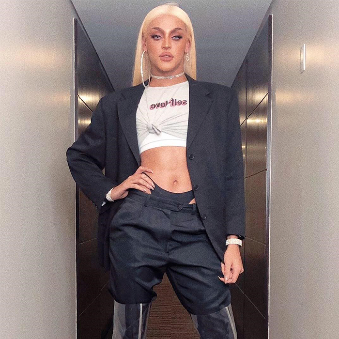 Pabllo Vittar faz a modelo e desfila em corredor revelando a <I>lingerie</i>, assista ao vídeo!