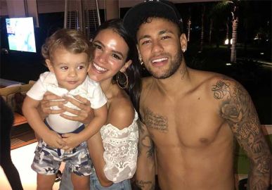 Bruna Marquezine e Neymar posam com bebê e fãs pedem para que eles tenham filhos logo! - Estrelando