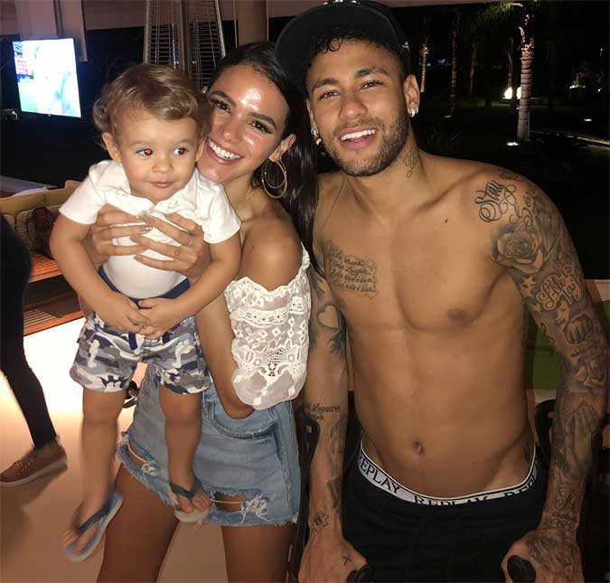 Bruna Marquezine e Neymar posam com bebê e fãs pedem para que eles tenham filhos logo!