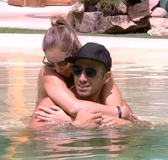 Internautas acusam Kaysar de assédio sexual por não parar de acaraciar Jessica após ela pedir, no <I>BBB 18</i>