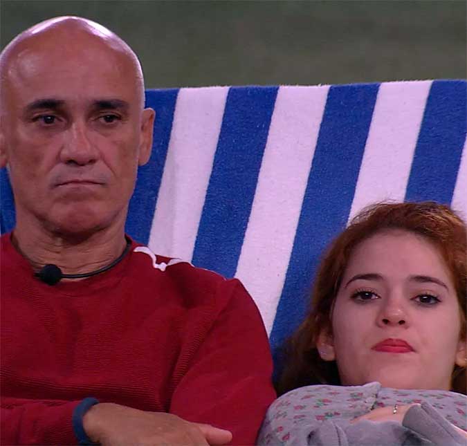 No <I>BBB</i>, Ayrton parece ler escondido e entra em banheiro reservado com Ana Clara, gerando polêmicas