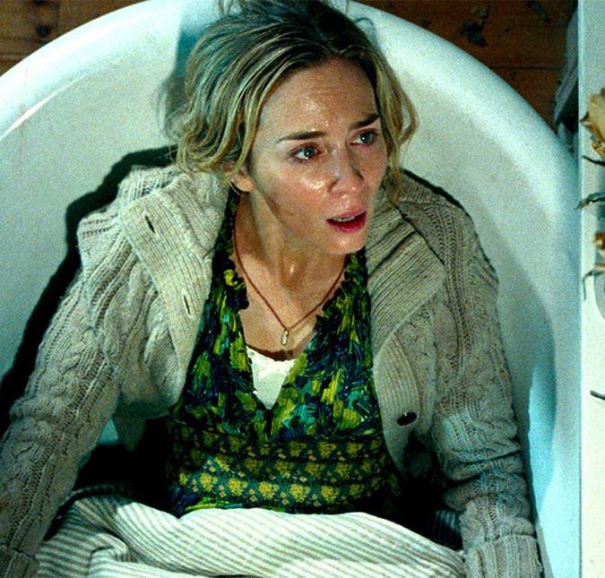 Se é terror dos bons que você quer, então não deixe de assistir Um Lugar Silencioso, filme que estreou em 2019. O longa, estrelado por Emily Blunt e John Krasisnki - que formam um casal na vida real -, mostra um mundo em que qualquer som atrai uma criatura sedenta por sangue humano. Se prepare para muita tensão, já que na maioria das cenas há um completo silêncio, sem nem ao menos uma trilha-sonora.