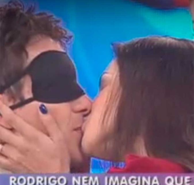Em 2010, Rodrigo caiu em uma pegadinha no programa Tudo É Possível, de Ana Hickmann, que até hoje é lembrada pelos fãs. Ele, vendado, foi desafiado a beijar uma mulher. O selinho ele topou, mas, na hora do beijão, se negou, em respeito à Vera. Mal sabia ele que era sua musa quem estava à sua frente. Depois de desvendado, óbvio que rolou o beijão!