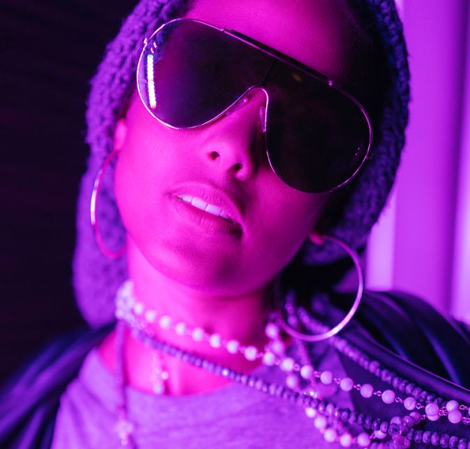 Já Alicia Keys escolheu seu sobrenome artístico depois de um sonho que seu empresário teve. A cantora então comprou a ideia e achou que o sobrenome Keys tinha mais a ver com sua personalidade do que o original, Augello Cook. Já Alicia Keys escolheu seu sobrenome artístico depois de um sonho que seu empresário teve. A cantora então comprou a ideia e achou que o sobrenome Keys tinha mais a ver com sua personalidade do que o original, Augello Cook.