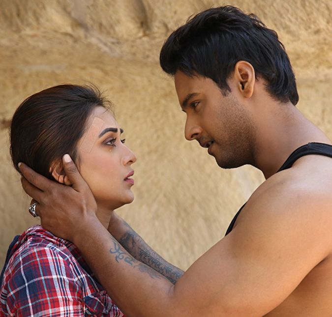 Uma curiosidade interessante é que em Bollywood a prática de mudar nomes por causa da numerologia é bem comum, sendo que vários astros e estrelas indianas são adeptos da prática. Uma curiosidade interessante é que em Bollywood a prática de mudar nomes por causa da numerologia é bem comum, sendo que vários astros e estrelas indianas são adeptos da prática.