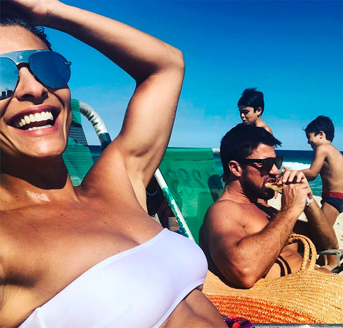 Juliana Paes se declara para o marido em praia: <I>Tão sexy comendo com as crianças tocando o terror</I>