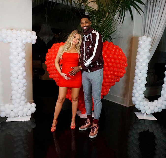 Khloé Kardashian mantém Tristan Thompson em <i>rédea curta</i> e o relacionamento deles <i>mudou</i>