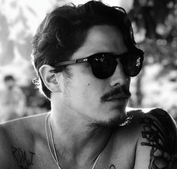 Não só a numerologia faz os famosos mudarem o nome. A Cabala também inspirou Rômulo Neto a retirar o Arantes de seu nome do meio. Seguindo os preceitos da crença, carregar o nome de outra pessoa gera um karma automático. Não só a numerologia faz os famosos mudarem o nome. A Cabala também inspirou Rômulo Neto a retirar o Arantes de seu nome do meio. Seguindo os preceitos da crença, carregar o nome de outra pessoa gera um karma automático.